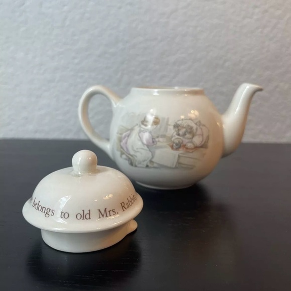 Wedgwood MRS TIGGY WINKLE Miniature Teapot. - Picture 5 of 10